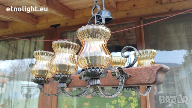 Красив полилей съчетание от дървена греда, ковано желязо и жълти стъкленици , снимка 6 - Полилеи - 53812724