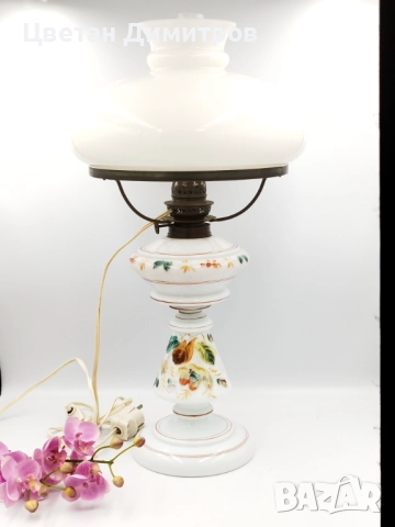 антикварна петролна лампа с основа от опалиново стъкло и абажур от матирано стъкло, около 1900 г