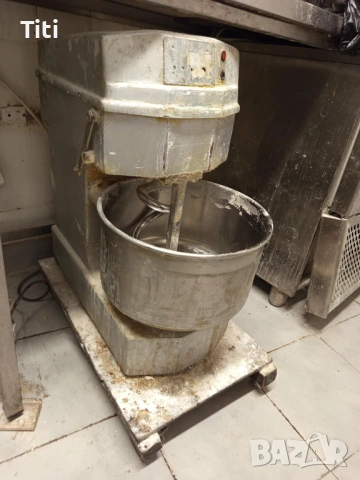 Професионална електрическа бъркалка / тестомесачка за тесто