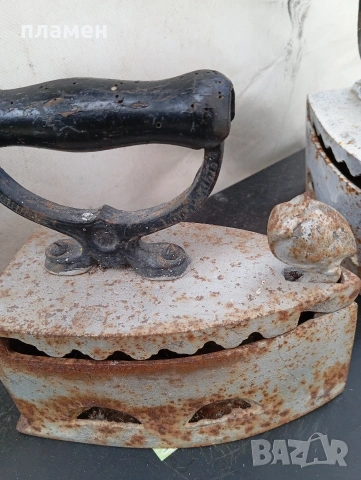 Продавам стари ютии използвани за гладене ,нямат счупено,два броя., снимка 2 - Антикварни и старинни предмети - 53108289