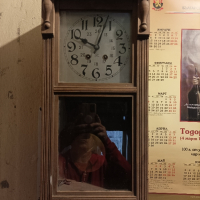 стар дървен стенен часовник работещ, снимка 1 - Стенни часовници - 44978947