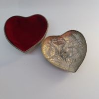 Метална посребрена бижутерка с форма на сърце и красиви релефни цветя на капака, снимка 2 - Антикварни и старинни предмети - 45834982