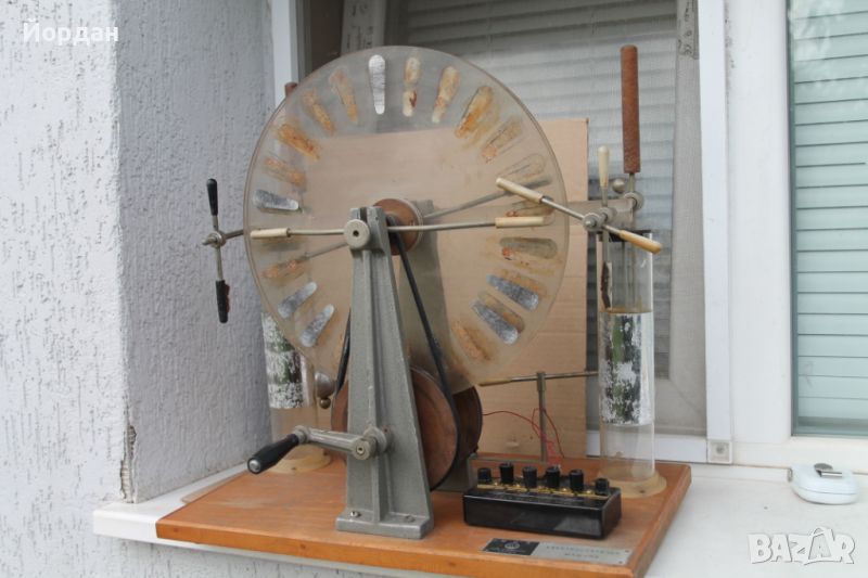 Макет на електростатична машина, снимка 1
