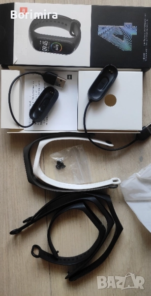 Продавам 2 броя зарядни за смарт гривна mi band 4, с включени каишки, копчета и протектори, снимка 1
