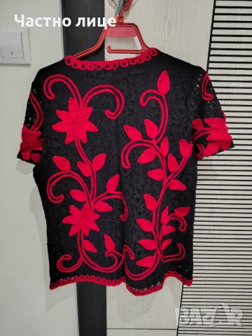 Продавам дантелена черна блуза с къс ръкав с червена бродерия, снимка 3 - Блузи с дълъг ръкав и пуловери - 50833493