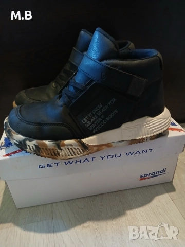 детски обувки два чифта 