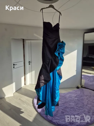 Официална дизайнерска рокля с висока цепка и син акцент., снимка 2 - Рокли - 52583634