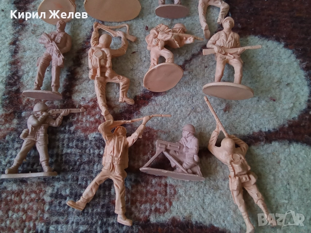 Войници пластмасови 12 броя 51730, снимка 3 - Колекции - 52105413