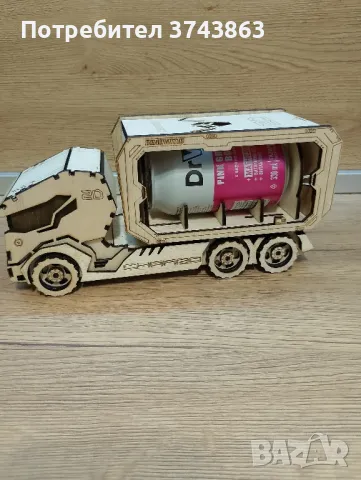 Камиони който носи безалкохолно кенче 