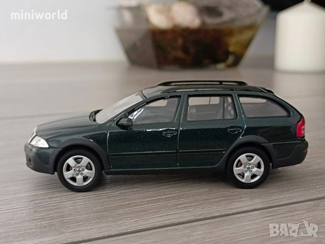 Skoda Octavia Combi Scout - мащаб 1:43 на Abrex моделът е нов в PVC дисплей-кейс, снимка 2 - Колекции - 46322006