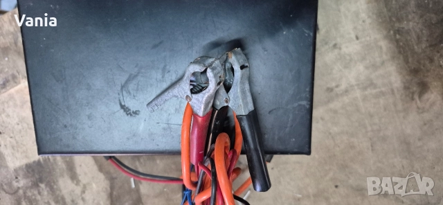 Зарядно за акумулатор , снимка 2 - Аксесоари и консумативи - 52845325