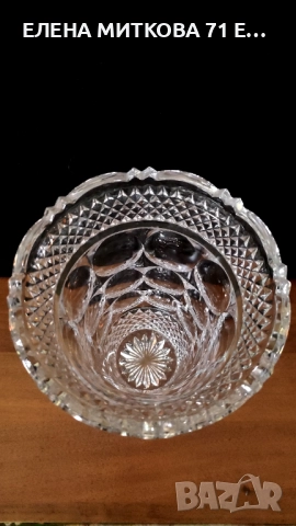Една внушителна кристална ваза с богата геометрична гравюра и красиво оформен ръб, снимка 8 - Вази - 51660546
