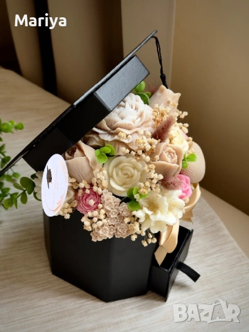 Букет с цветя от соев восък в кутия за абитуриент - черна шапка , снимка 8 - Изкуствени цветя - 53955325