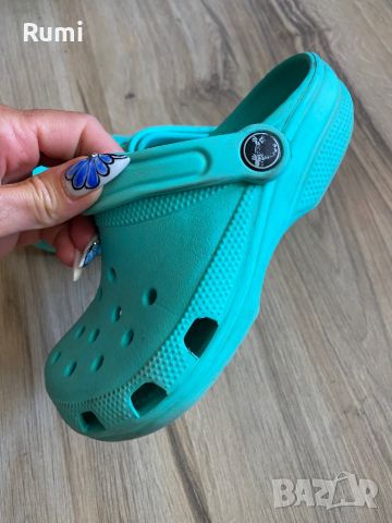 Оригинални светло зелени чехли Crocs ! 33-34 н, снимка 2 - Детски сандали и чехли - 46286620