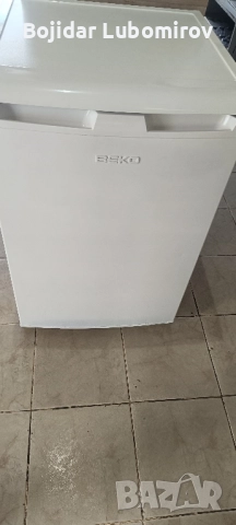 малък хладилник с камера 