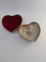 Метална посребрена бижутерка с форма на сърце и красиви релефни цветя на капака, снимка 2