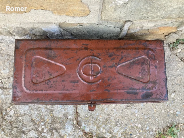 Стара метална кутия за инструменти