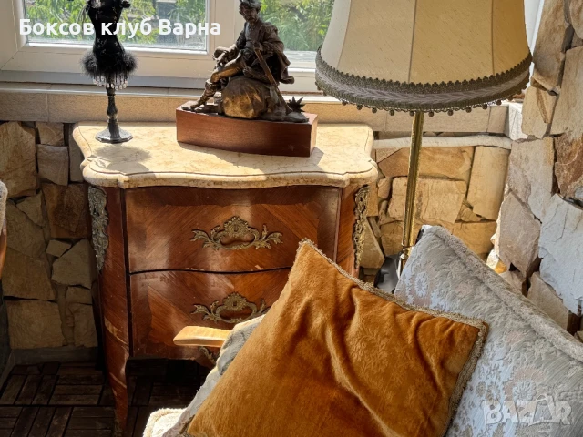 Античен комод с Месинг детайли, снимка 4 - Антикварни и старинни предмети - 51412026