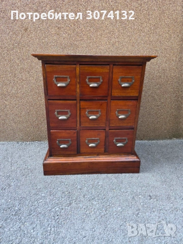 Скрин с много чекмеджета и обков от месинг