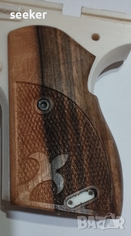 Орехови чирени (ръкохватка) за пистолет ТТ 33, снимка 3 - Оборудване и аксесоари за оръжия - 50492179