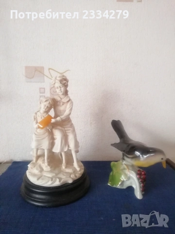 Стари статуетки, порцелан и алабастър. 