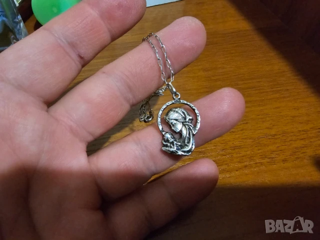 Сребърно синджирче с дева Мария за да те пази и закриля 