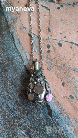 Старинно колие е флакон за парфюм  изработено от метал с декорация от камъни. , снимка 2 - Колиета, медальони, синджири - 54230608