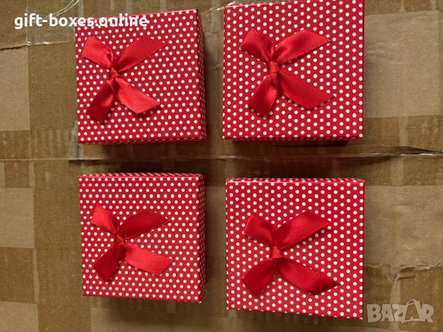 Размер 8*8*3 см.Опаковъчна подаръчна кутия за комплект бижута.В 1-стек 4 бр.кутии