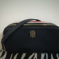 Мини дамска чанта на Tommy Hilfiger , снимка 1 - Чанти - 45305099