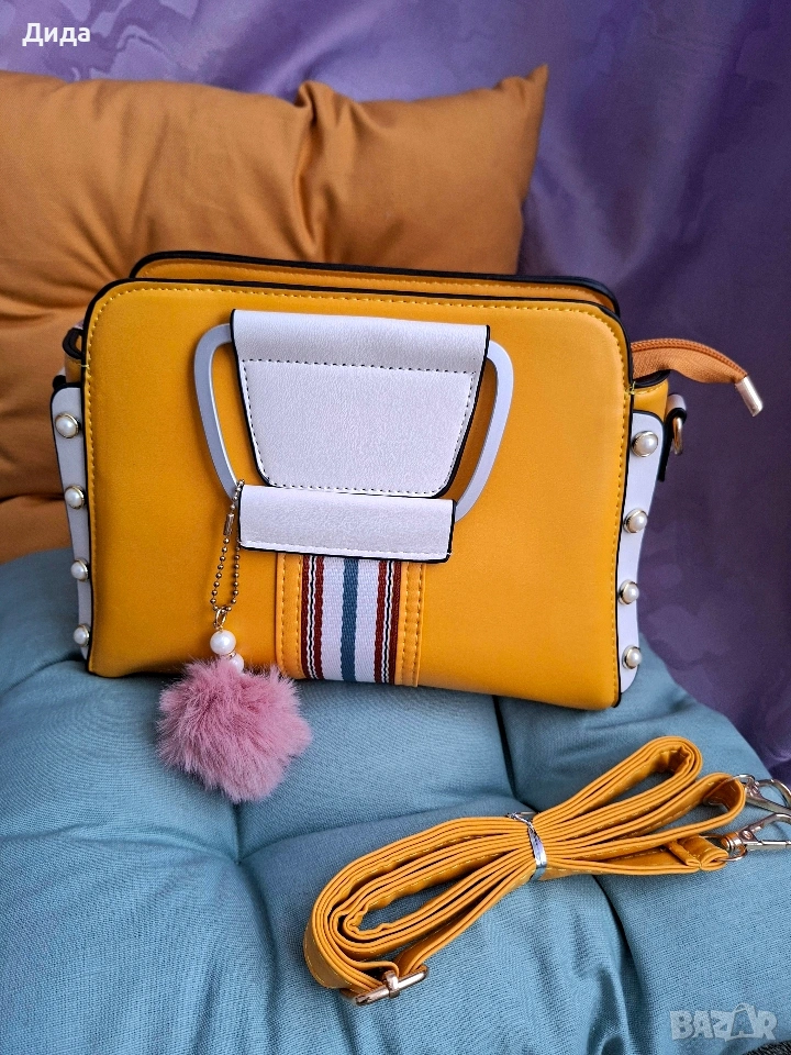 Дамска жълта чанта с помпон, снимка 1