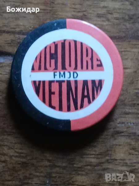 Значка. От 1975г. По случай победата на Виетнам., снимка 1