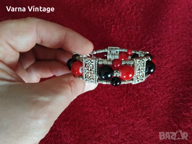 Красива дамска гривна с орнамент.