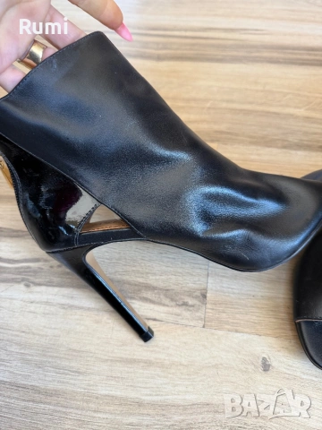  Чисто нови Черни боти до глезена Kazar с отворен пръст за жени Megan ! 39 н, снимка 3 - Дамски боти - 53660296
