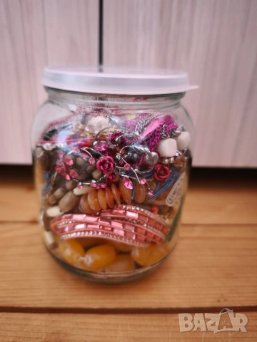 Голям буркан с бижута , снимка 2 - Бижутерийни комплекти - 53579179