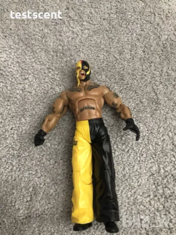 Екшън фигура WWE Rey Mysterio Рей Мистерио Deluxe Aggression Black & Yellow VERY RARE Jakks Pacific , снимка 4 - Колекции - 48736993