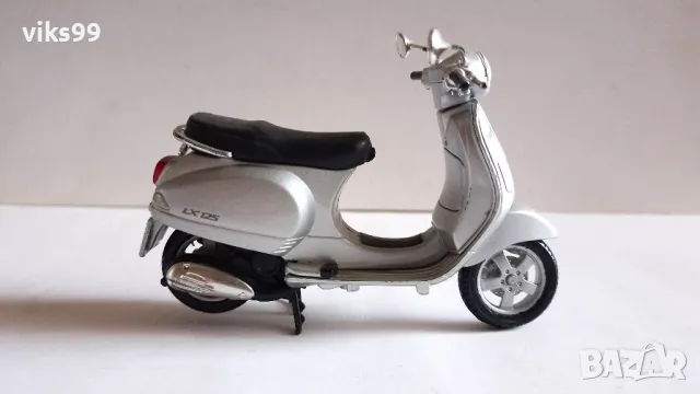 Скутер Vespa LX 125 Scooter 2005 Maisto 1:18, снимка 4 - Колекции - 49039767