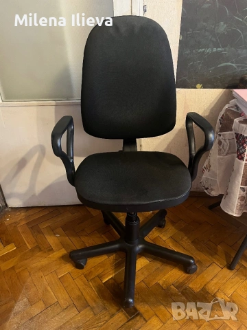 Офис стол с подлакътници – въртящ се, черен, много запазен, снимка 9 - Столове - 53835814