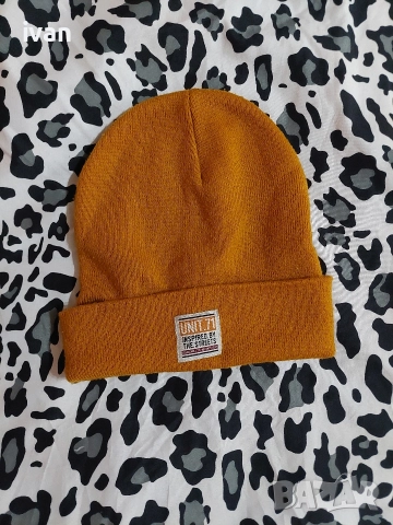 жълта шапка 