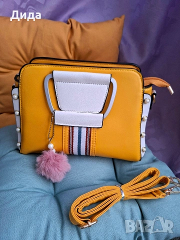 Дамска жълта чанта с помпон