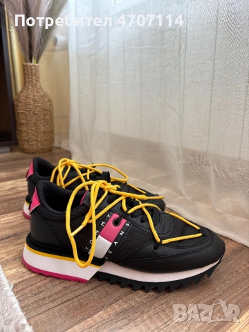 Обувки на марката Tommy Hilfiger, снимка 2 - Дамски ежедневни обувки - 54295328