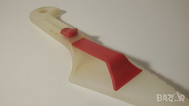 Ретро пластмасова шпатула за торти и подобни неща, с механизъм за избутване, снимка 7 - Антикварни и старинни предмети - 51708936