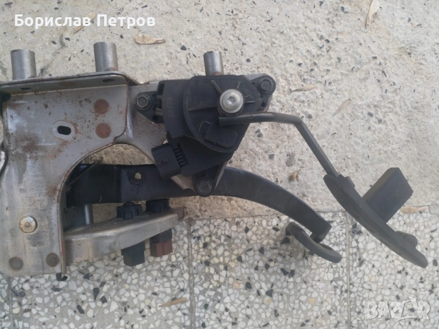 Продавам педал газ Нисан