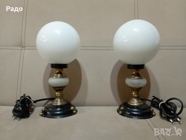 Комплект от две красиви лампи с бели сферични стъклени абажури