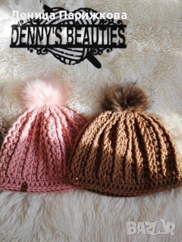 Ръчно плетена шапка „Даниела“ с  релефна плетка и подвижен пухкав помпон, снимка 8 - Шапки - 52623227