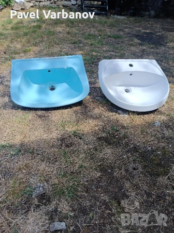 Два броя керамични мивки за баня