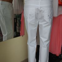 СНЕЖНОБЯЛ панталон със 7/8 дължина на крачола и с красиви джобове с бродерия и сребристи камъчета , снимка 2 - Панталони - 45380661