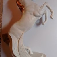 статуетка-кон с малък дефект на крака има пукнатина, снимка 2 - Декорация за дома - 45539126