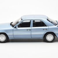 Mercedes-Brnz 230 E W124 1990 - мащаб 1:18 на Norev моделът е нов в кутия, снимка 5 - Колекции - 45502550