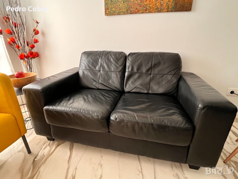 Двуместен, черен, кожен диван. Модел SKOGABY. Закупен от IKEA, снимка 1