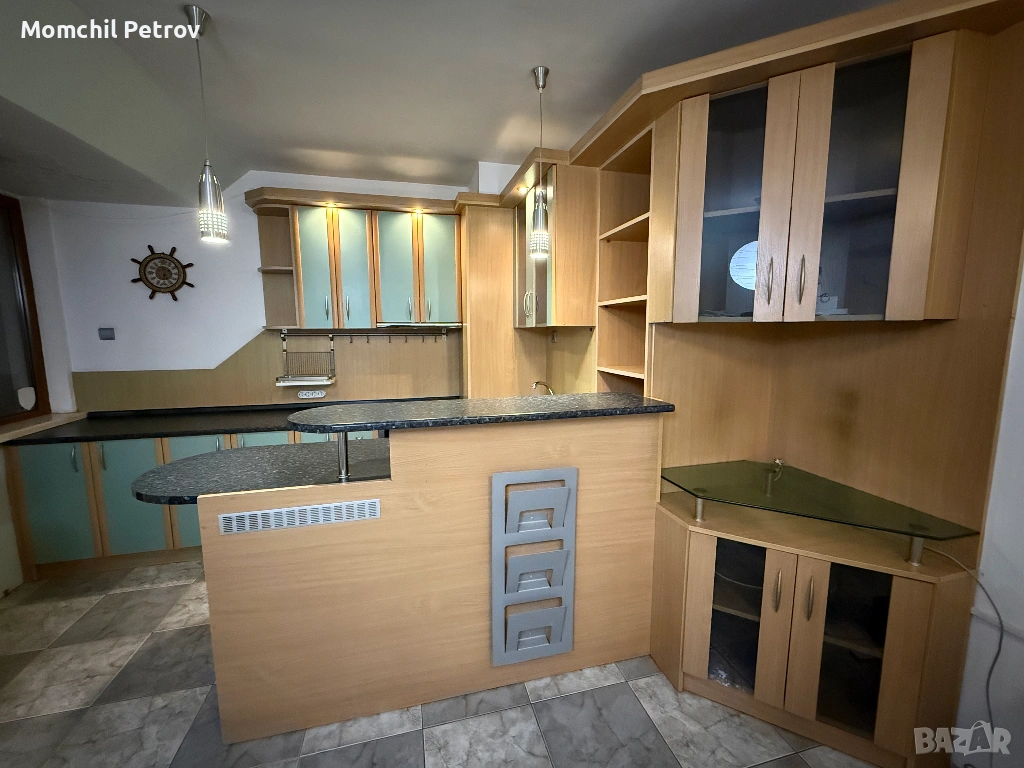 Ъглова кухна с барплод и ТВ щкаф, снимка 1